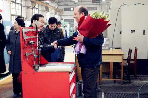 宜昌市委常委、總工會(huì)主席劉學(xué)甫同志慰問宜昌長機(jī)科技公司“五一勞動(dòng)獎(jiǎng)?wù)隆鲍@得者