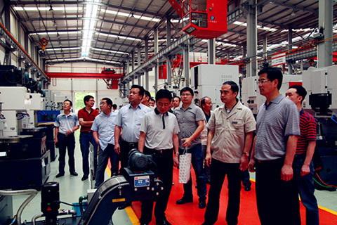 武漢工程大學(xué)校長(zhǎng)王存文一行蒞臨宜昌長(zhǎng)機(jī)科技公司參觀調(diào)研