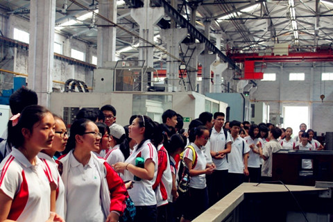 夷陵中學900余莘莘學子來宜昌長機科技公司參觀