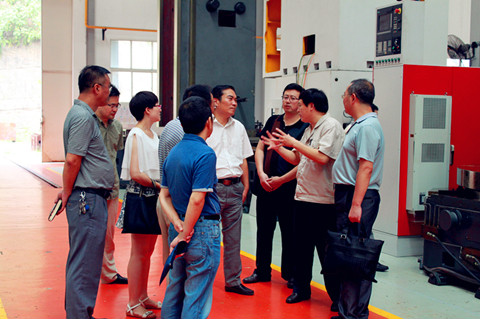 恩施州科技局局長一行在市科技局領導的陪同下考察宜昌長機科技公司