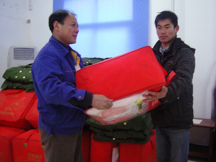 2011年終慰問(wèn)大中專學(xué)生