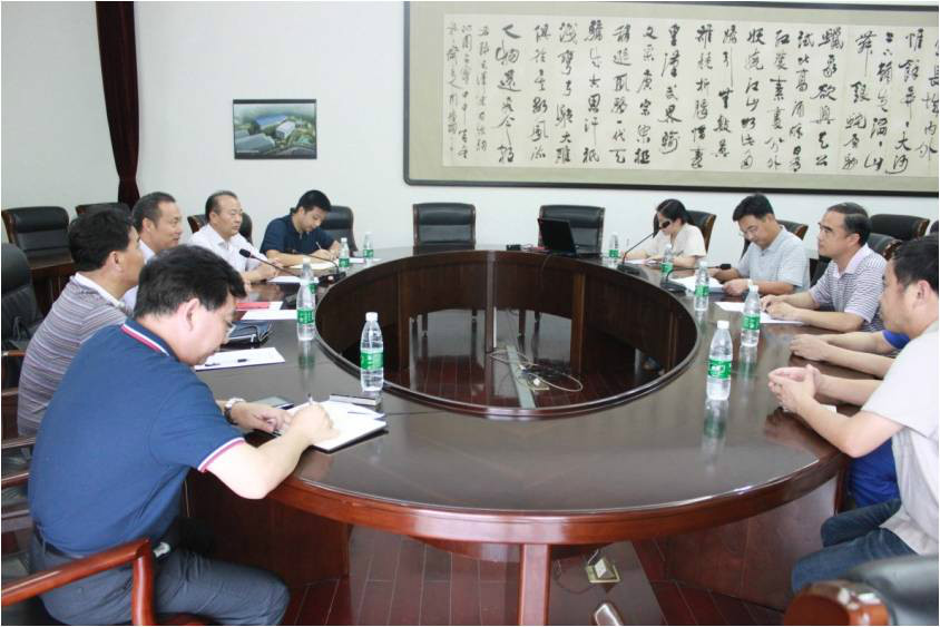 市人社局副局長為公司楊光同志頒發(fā)享受國務院專項津貼證書及獎金