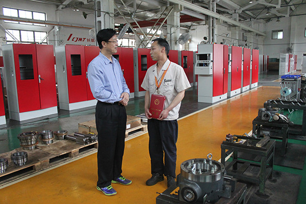 市總工會黨組書記、常務(wù)副主席羅志勇蒞臨我公司為“宜昌市五一勞動獎?wù)隆鲍@得者吳林沖頒發(fā)榮譽證書和獎牌